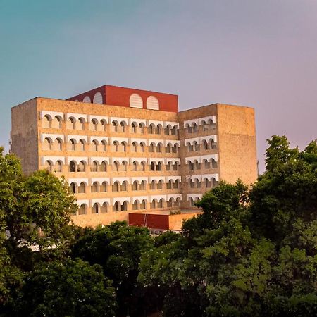 Taj Ganges Waranasi Zewnętrze zdjęcie The main building of the university