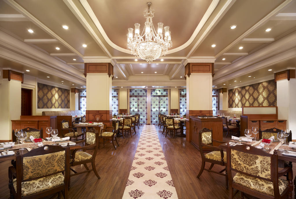 Taj Ganges Waranasi Zewnętrze zdjęcie The interior of the restaurant