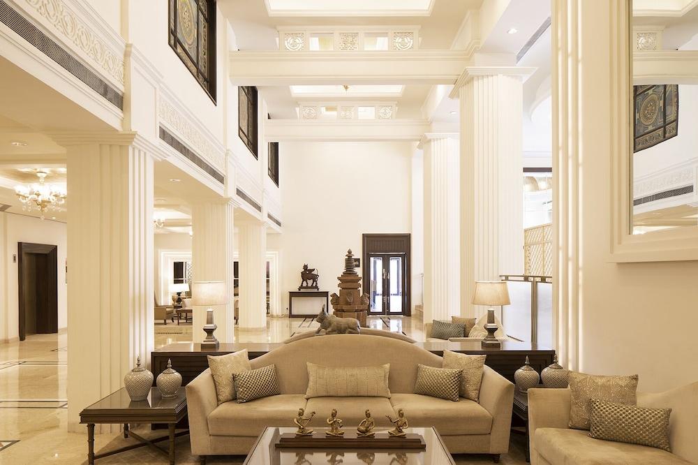Taj Ganges Waranasi Zewnętrze zdjęcie The lobby of the hotel