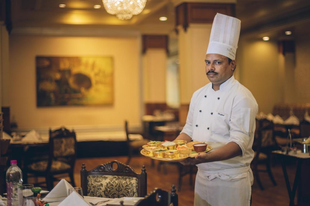 Taj Ganges Waranasi Zewnętrze zdjęcie A chef at work