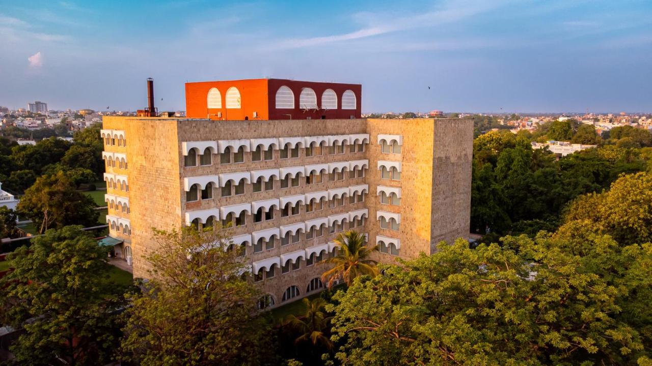 Taj Ganges Waranasi Zewnętrze zdjęcie The main building of the university