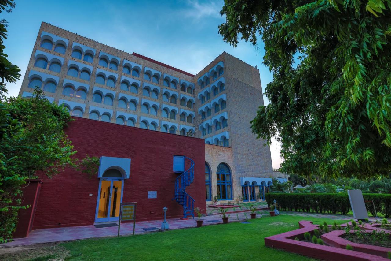 Taj Ganges Waranasi Zewnętrze zdjęcie The main building of the university