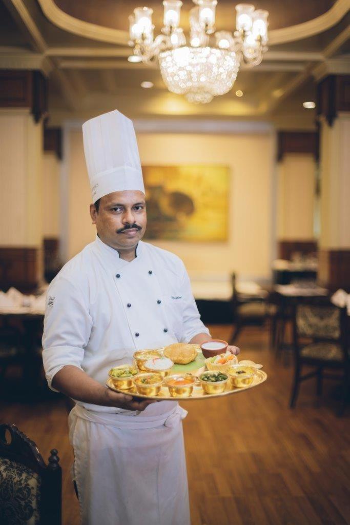 Taj Ganges Waranasi Zewnętrze zdjęcie A chef with a selection of Indian snacks
