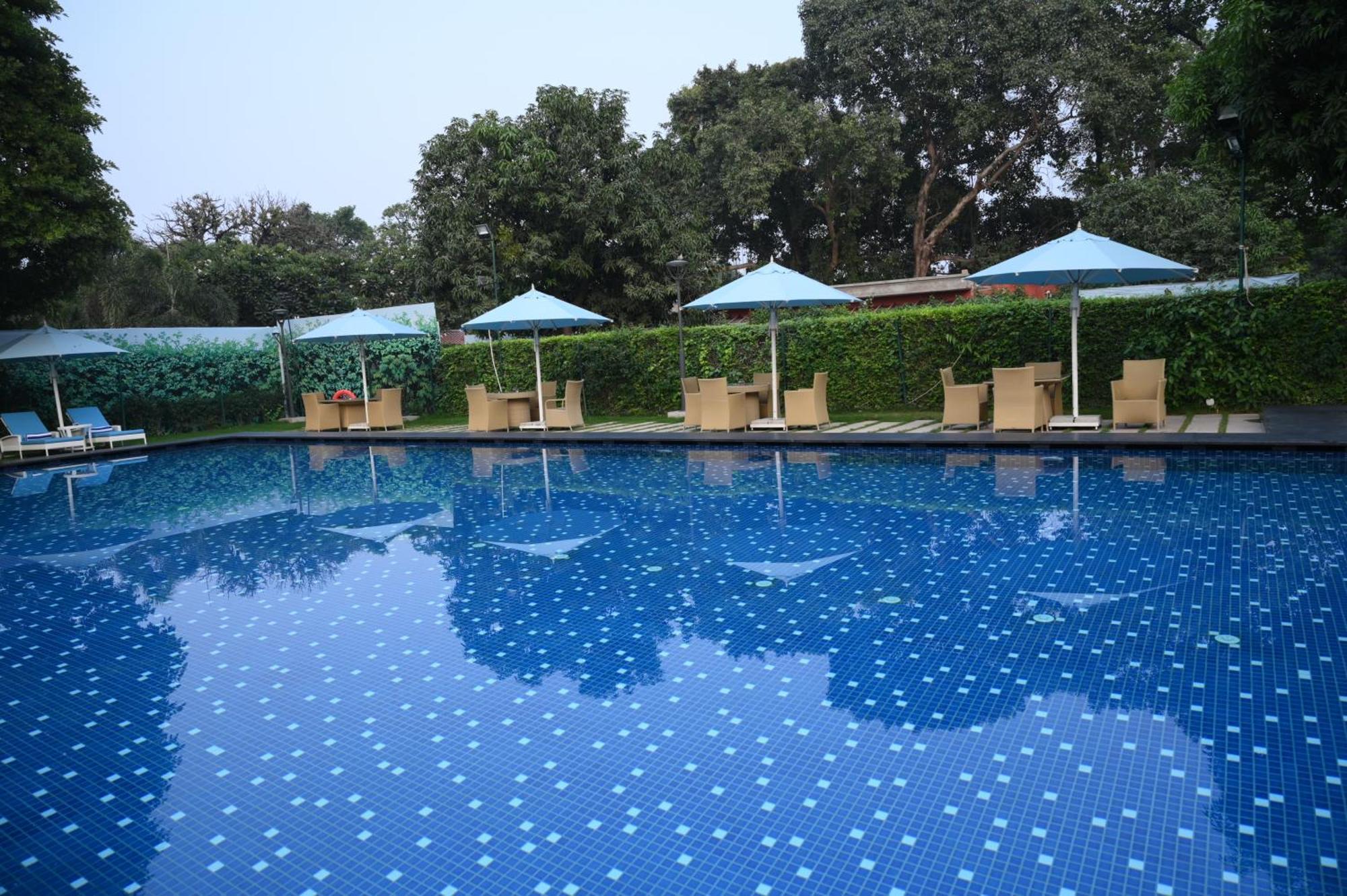 Taj Ganges Waranasi Zewnętrze zdjęcie Swimming pool at the Taj Bengal