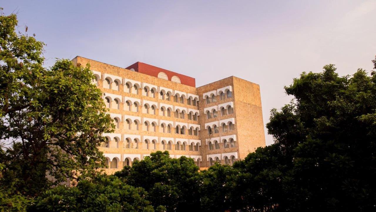 Taj Ganges Waranasi Zewnętrze zdjęcie The main building of the university