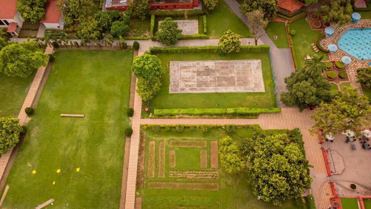Taj Ganges Waranasi Zewnętrze zdjęcie Aerial view of the tomb