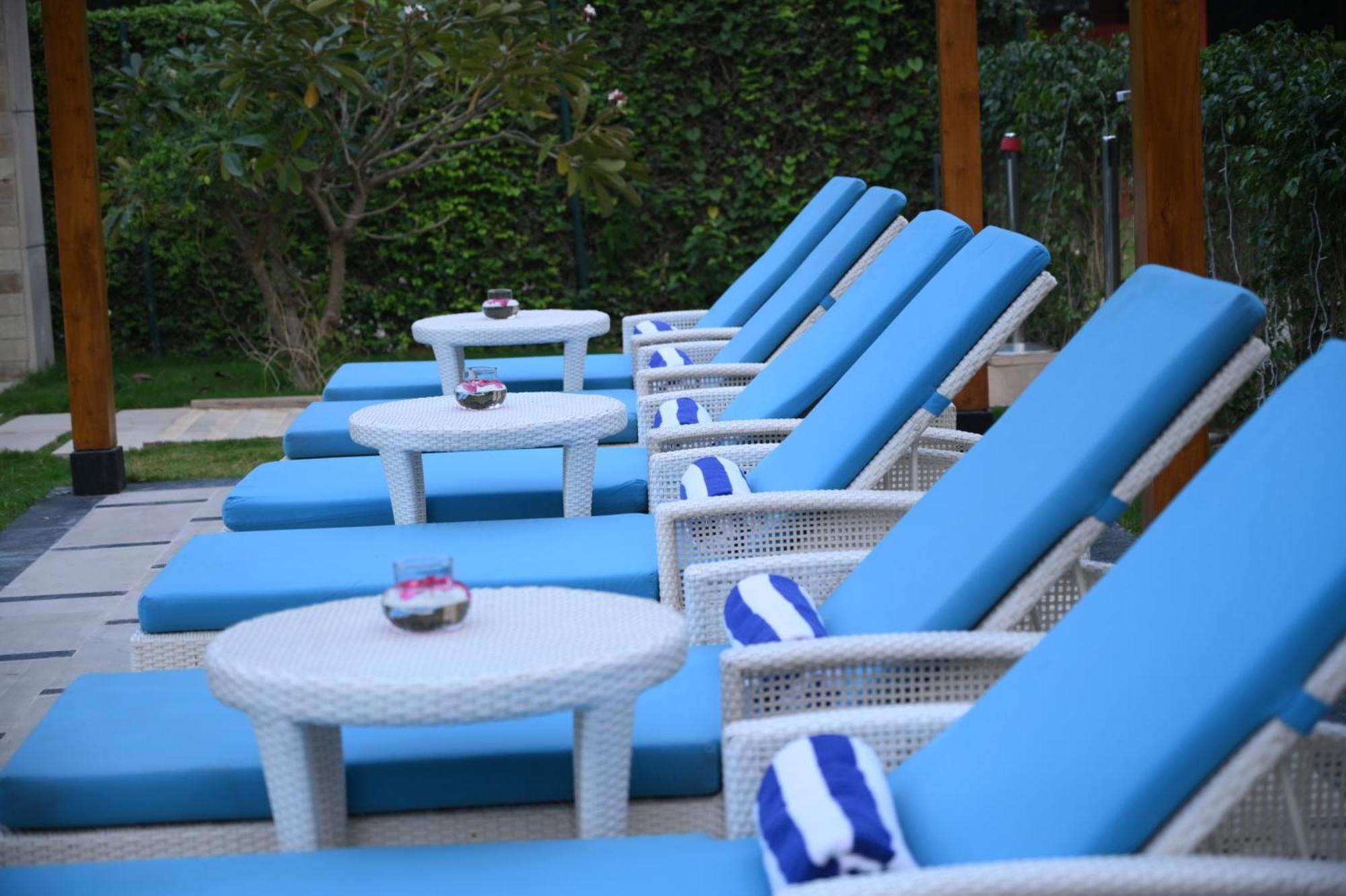 Taj Ganges Waranasi Zewnętrze zdjęcie Poolside at the hotel