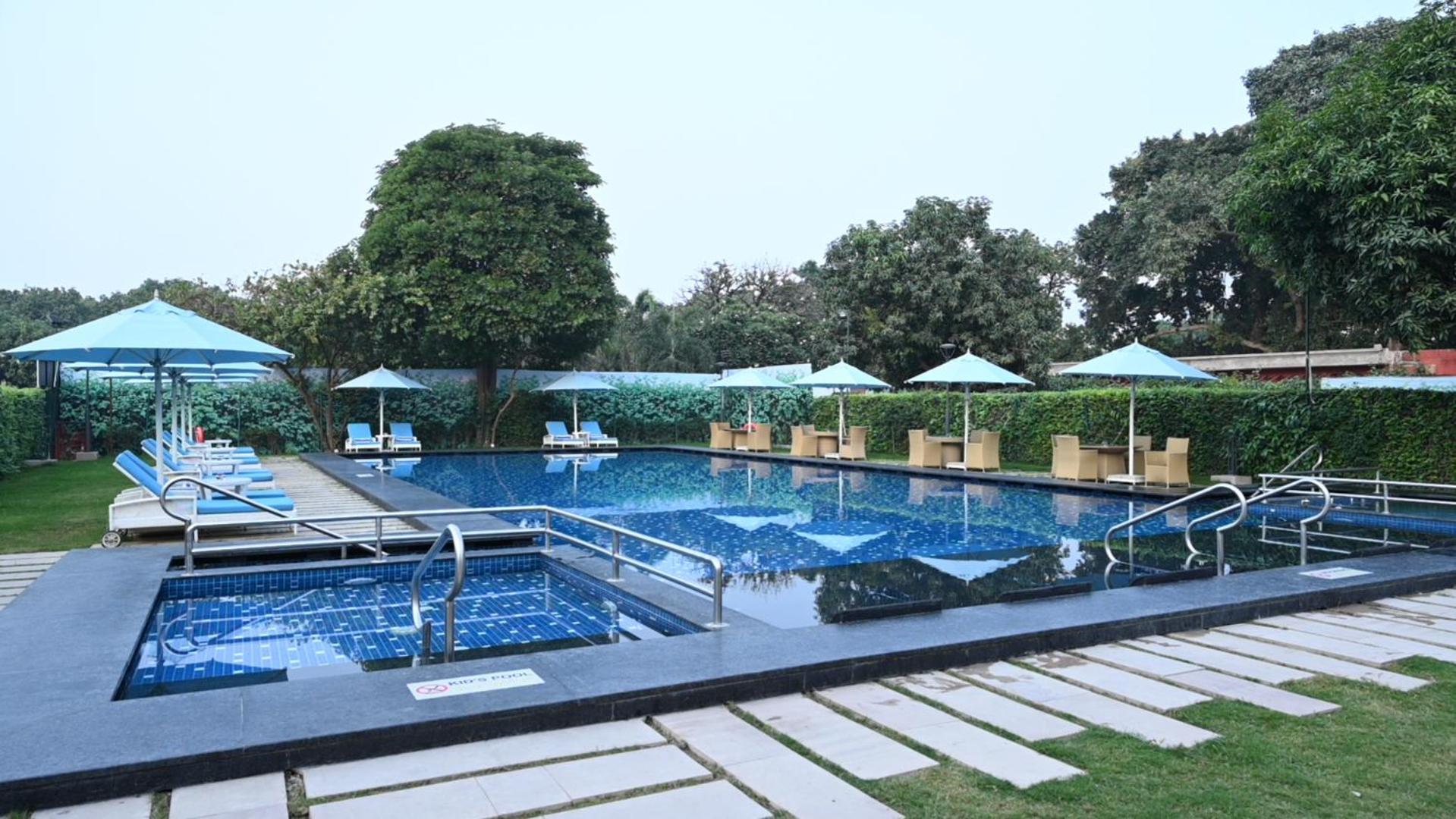 Taj Ganges Waranasi Zewnętrze zdjęcie The pool at the Taj Bengal