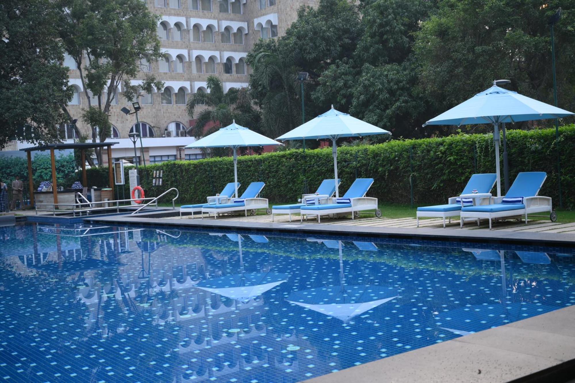 Taj Ganges Waranasi Zewnętrze zdjęcie Pool at the Taj Bengal