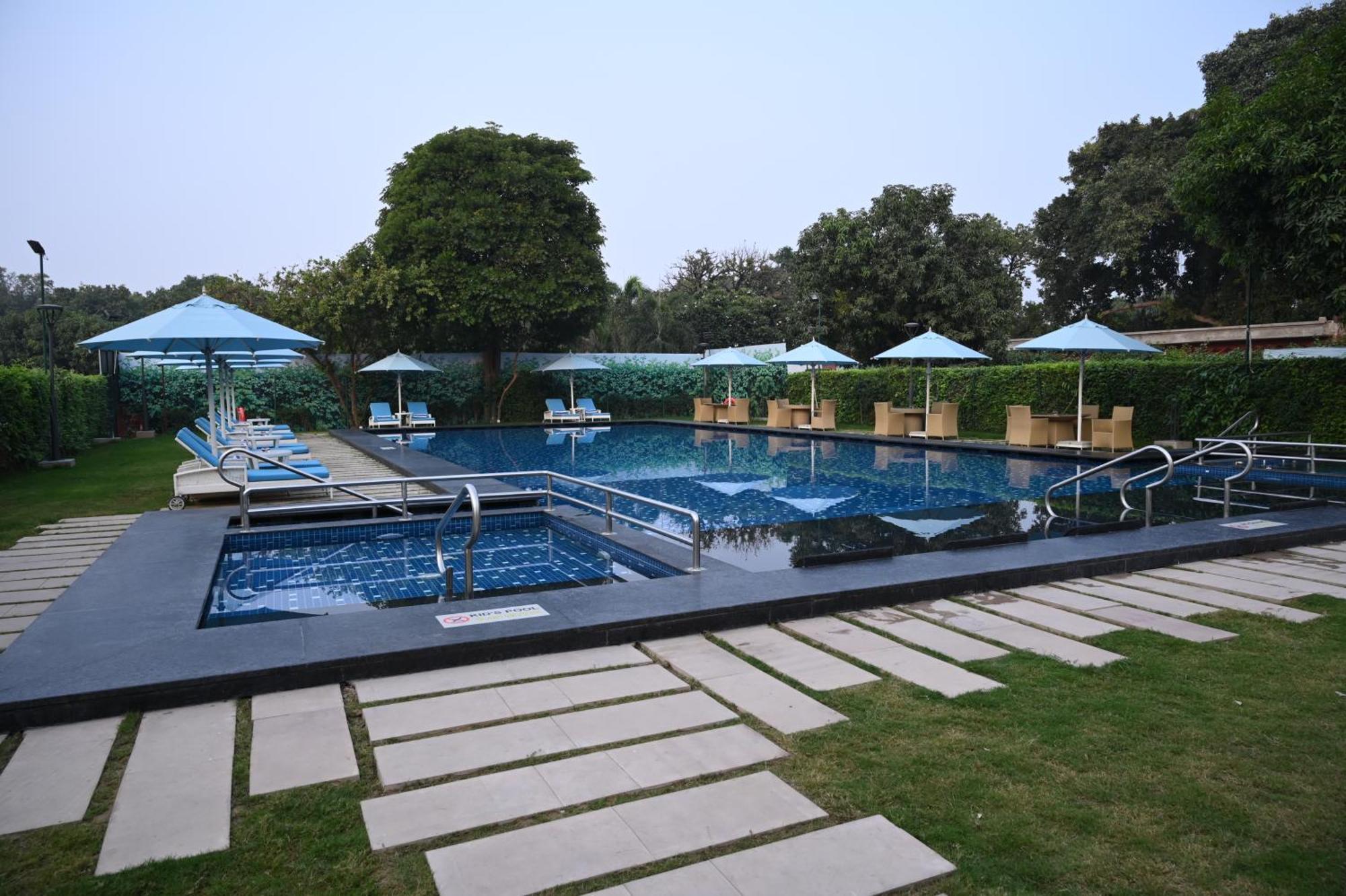 Taj Ganges Waranasi Zewnętrze zdjęcie The pool at the Taj Bengal