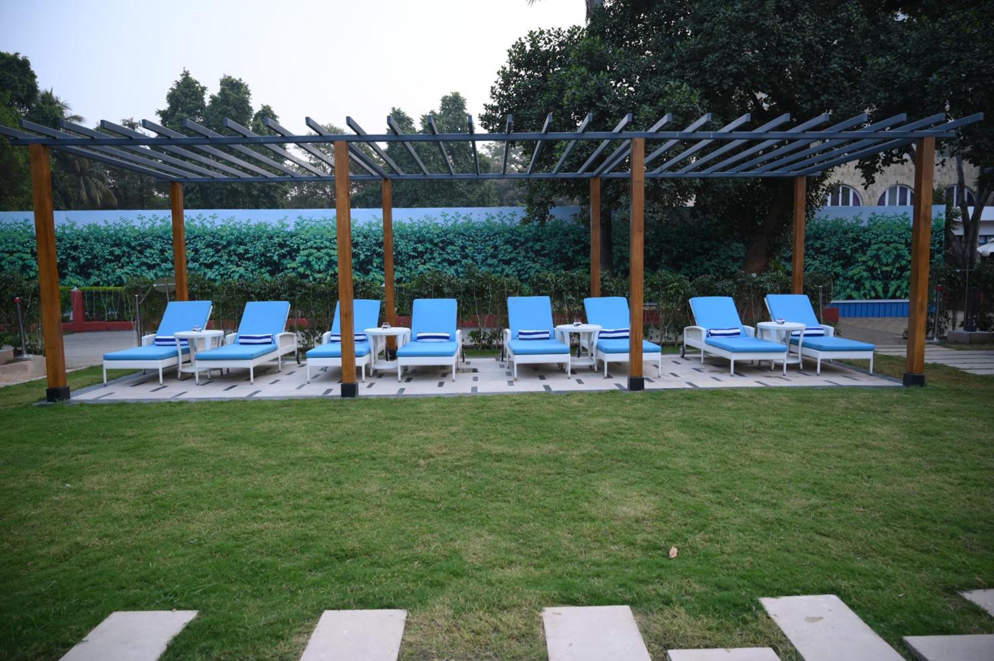 Taj Ganges Waranasi Zewnętrze zdjęcie The pool at the hotel