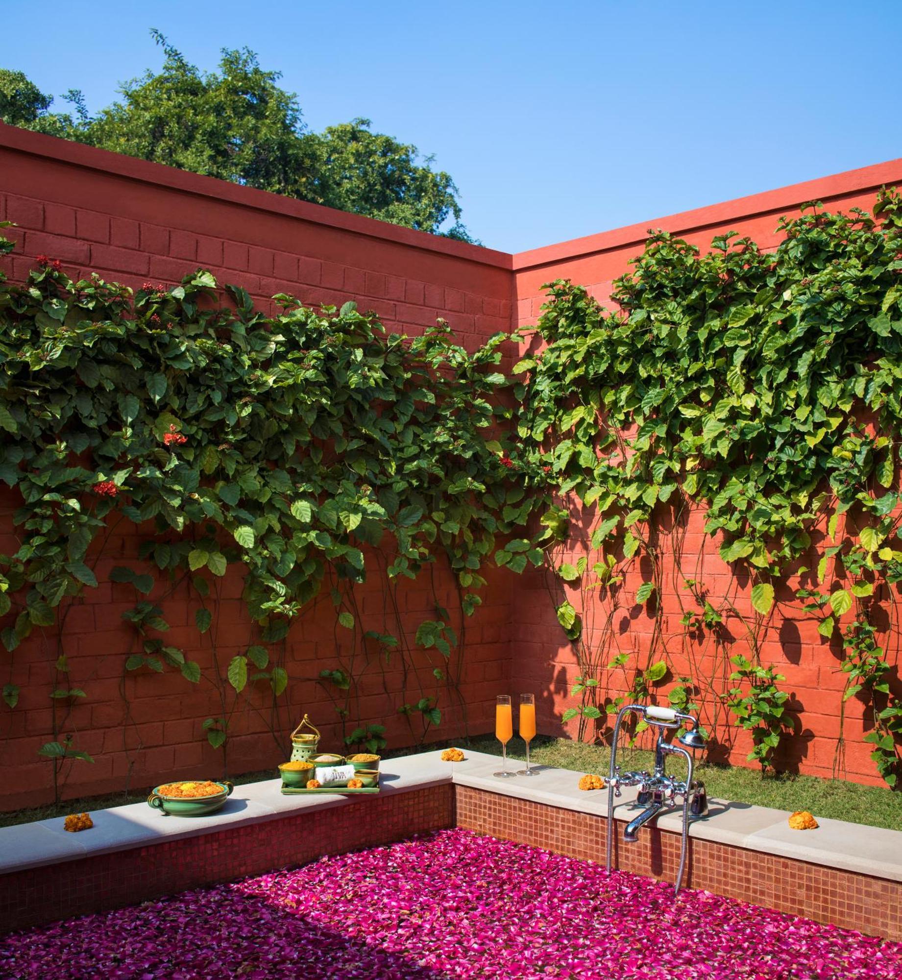 Taj Ganges Waranasi Zewnętrze zdjęcie A living wall