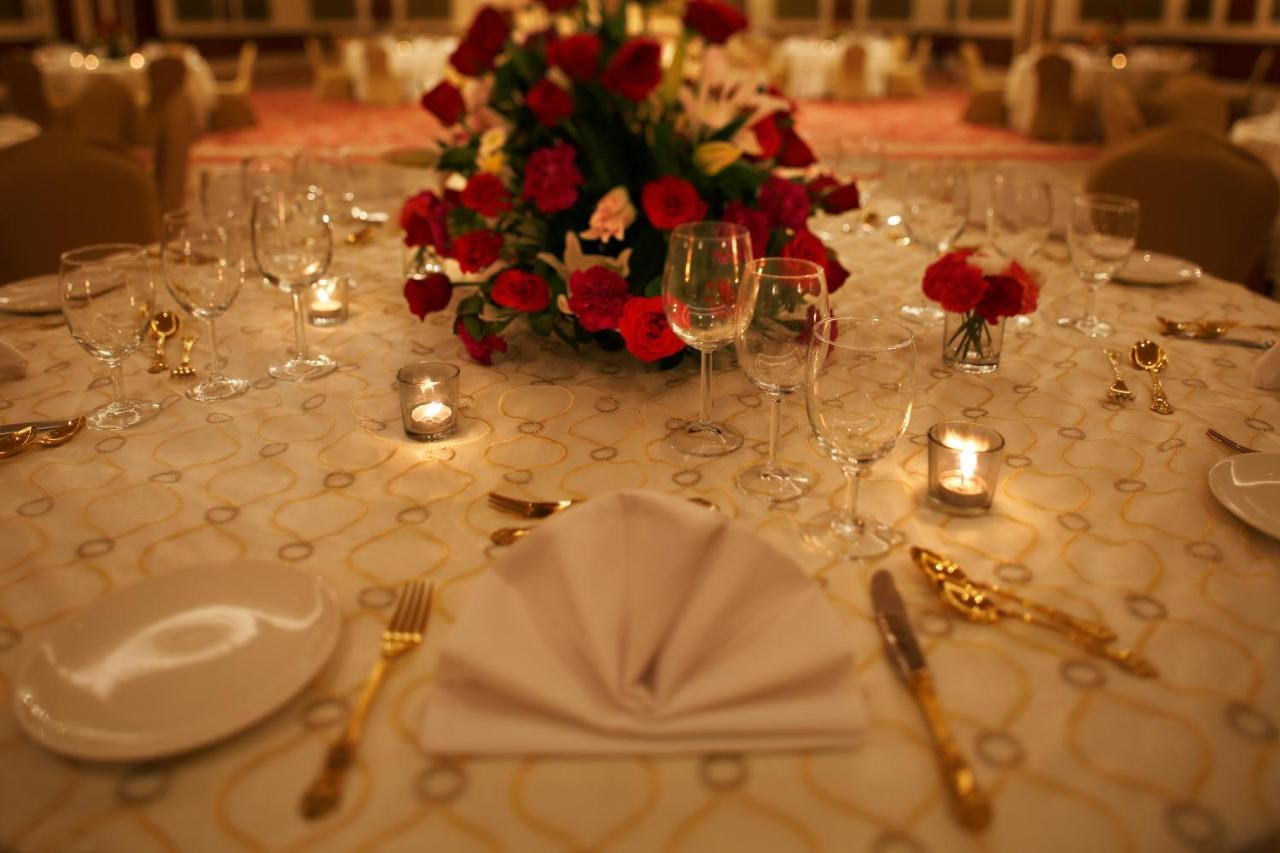 Taj Ganges Waranasi Zewnętrze zdjęcie A table set for a formal dinner