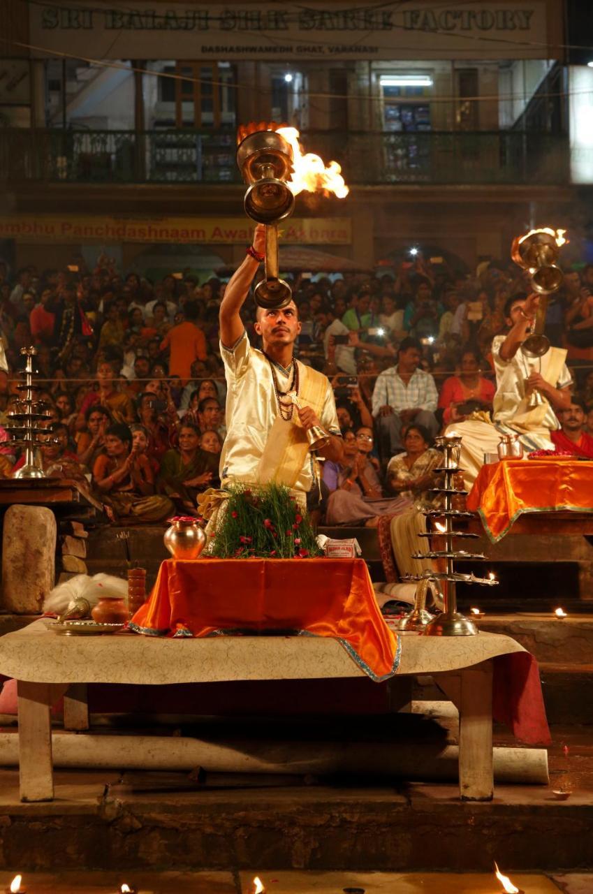 Taj Ganges Waranasi Zewnętrze zdjęcie A pandit reciting the Gayatri mantra during the evening aarti at the Triveni ghat, Varanasi